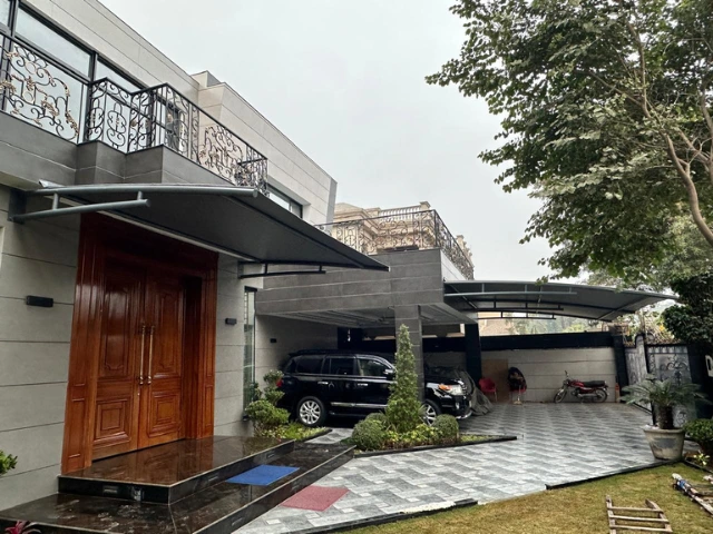 Cantilever Wall Mounted Shades